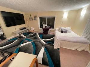 Cette chambre comprend 2 lits et une table. dans l'établissement Van Parys Lake House, à Albert Beach (Alberta)