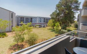 Zdjęcie z galerii obiektu Luxury 2bed 2bath in a Secure golf estate.WIFI w mieście Roodepoort