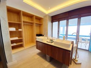 un bagno con un grande lavandino e una grande finestra di Pacific Regency Beach Resort, Port Dickson a Port Dickson