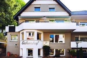 un edificio con un letrero que dice saúco en Antik-Hotel EICHENHOF, en Bad Salzuflen