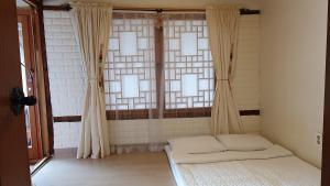 Postel nebo postele na pokoji v ubytování Greem Guesthouse