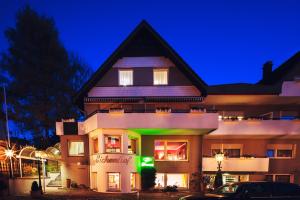 ein Gebäude mit grünem Licht davor in der Unterkunft Antik-Hotel EICHENHOF in Bad Salzuflen