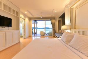 TV a/nebo společenská místnost v ubytování Raya Buri Resort Kanchanaburi