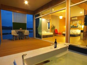 Bazén v ubytování Raya Buri Resort Kanchanaburi nebo v jeho okolí