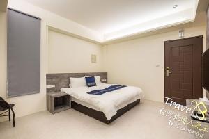 a bedroom with a bed and a black door at Secret Garden Homestay in Ji'an