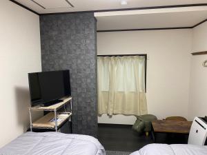 TV a/nebo společenská místnost v ubytování Guest House Suzumeno Kakurembo