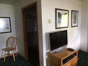 TV a/nebo společenská místnost v ubytování Suite 1 Lynn View Lodge + 11 fotografií