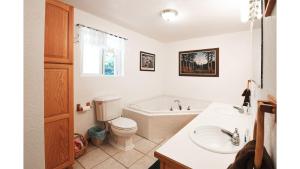 Ένα μπάνιο στο Suite 1 Lynn View Lodge