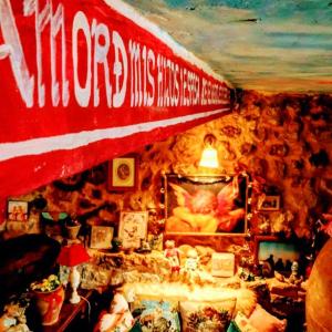 a room with a red surfboard on the wall at La Quinta de Malu in Valeria