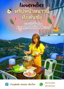una mujer de pie en una mesa preparando comida en Phutonso Homestay, en Chiang Mai
