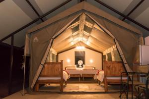 una camera da letto in una tenda con 2 letti di Namib Desert Camping2Go a Solitaire