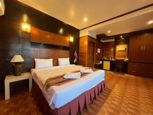 a hotel room with a large bed and a kitchen at Tommy Resort in Haad Rin