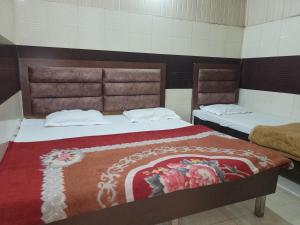 two beds in a room with two beds sidx sidx sidx at Asha Guest House in Amritsar