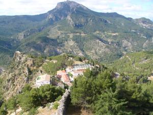 una piccola cittadina su una collina con una montagna di La Encina B a Villaverde de Guadalimar