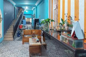 Zimmer mit einem Aquarium und einer Treppe in der Unterkunft Icha Homestay near Terminal Purabaya Madiun in Madiun