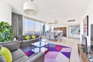 Nassima Tower Hotel Apartments في دبي: غرفة معيشة مع أريكة وطاولة