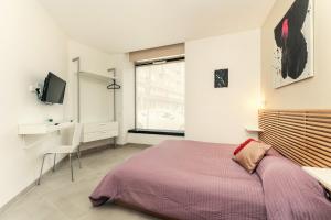 Televízia a/alebo spoločenská miestnosť v ubytovaní Vincanto Rooms Old Town