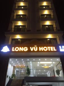 Una larga señal de hotel frente a un edificio en LONG VŨ HOTEL, en Lạng Sơn