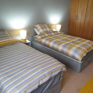 dwa łóżka siedzące obok siebie w sypialni w obiekcie Queens Rooms, a Perfect Stay, Next to Shopping Parks and Central Manchester w Manchesterze