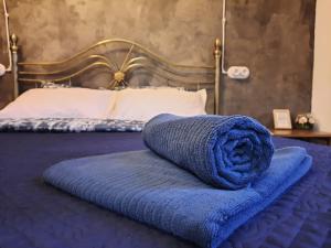 Una toalla azul sentada encima de una cama en Academy of Hostel, en Kostroma