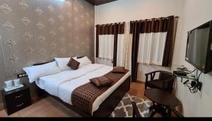 Giường trong phòng chung tại The Ranikhet Continental