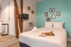 a bedroom with a bed with a bowl of fruit on it at Apartments WS Mouffetard - Panthéon in Paris