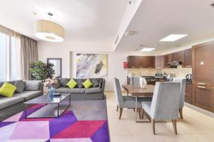 un salon avec un canapé et une table dans l'établissement Nassima Tower Hotel Apartments, à Dubaï