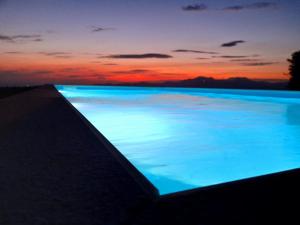 Bazén v ubytování Cape Sunset Villa nebo v jeho okolí + 27 fotografií