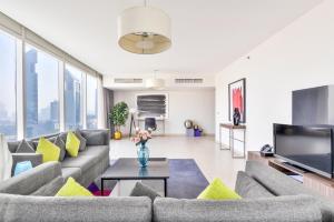 un salon avec un canapé et une télévision dans l'établissement Nassima Tower Hotel Apartments, à Dubaï