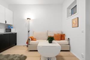 uma sala de estar branca com um sofá e um WC em SKIR 2 Bdr CORNER VIEW APARTEMENT em Tromsø