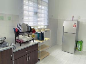 Η κουζίνα ή μικρή κουζίνα στο Entire Residential House Alma Bukit Mertajam Spacious 4 bedroom