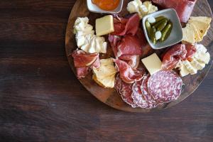 un piatto di cibo con carne e formaggio su un tavolo di Le Domaine de l'Hostellerie a Le Fresne-Camilly