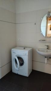 ビビオーネにあるCasa la Celesteの洗面台の隣のバスルーム(洗濯機付)
