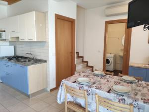 una cocina con mesa y mantel. en Casa la Celeste, en Bibione