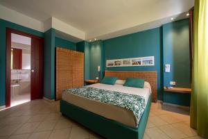 Rúm í herbergi á Insula Hotel