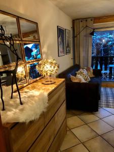 uma sala de estar com um sofá e uma mesa em Studio Le 4122 - Chamonix centre Clos du Savoy em Chamonix-Mont-Blanc