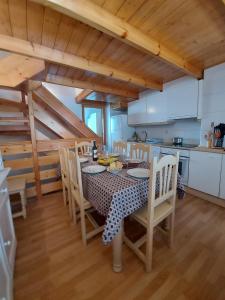 une salle à manger avec une table et des chaises dans une cuisine dans l'établissement Apartamento Monte Goriz, à Candanchú