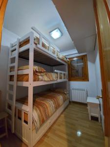 カンダンチュにあるApartamento Monte Gorizのベッドルーム1室(二段ベッド2組付)
