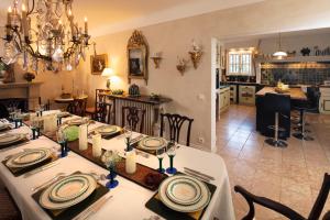 a dining room with a table with white tableclothsurrency sidx sidx sidx sidx at Domaine du Coussoul in Mouriès