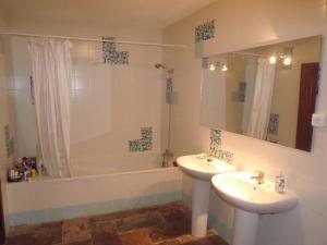 a bathroom with two sinks and a tub and a shower at Casa Oliveiras do Douro in Sobreira +31 photos