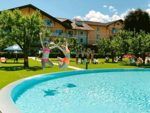 Bazén v ubytovaní Hotel Pachernighof alebo v jeho blízkosti