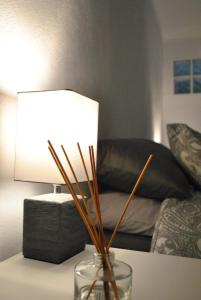 una lámpara en una mesa junto a un sofá en KiCo en Cómpeta