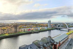 widok na rzekę z budynkami i mostem w obiekcie Riverview Apartments w Glasgow