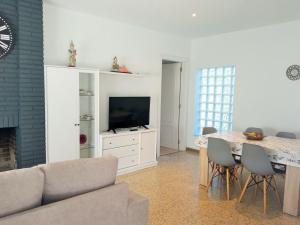 リョレート・デ・マルにあるVilla Dorisのテーブルとテレビのあるリビングルーム