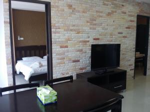 TV a/nebo společenská místnost v ubytování Patong Tower by United 21 Thailand