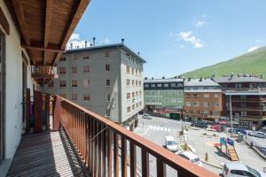 Apartamentos Nevada MIKKA في باس دي لا كاسا: بلكونه مبنى مطل على مدينه