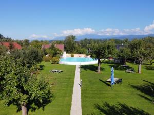uma vista panorâmica de um parque com uma piscina em Hotel Pachernighof em Velden am Wörthersee
