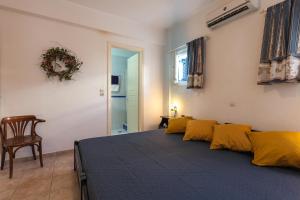 Postel nebo postele na pokoji v ubytování Thanos Luxury Apartment in Spetses