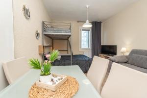 Apartamentos Nevada MIKKA في باس دي لا كاسا: غرفة معيشة بها طاولة وكراسي وسرير