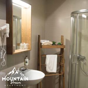 um banheiro com pia e chuveiro com espelho em Fully Equiped, Quiet, for 5 persons, Next To Panoramic Gondola em Brzeće